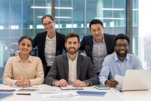 professionnels du luxe collaborant en reunion dynamique