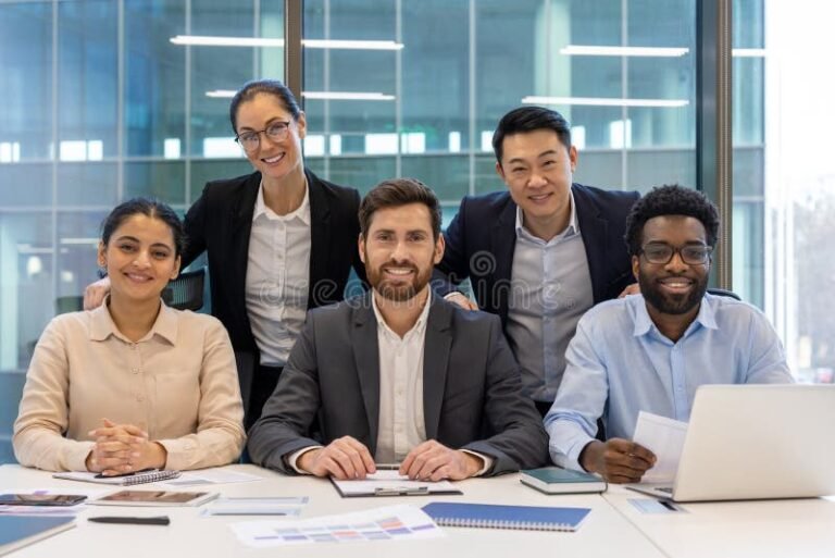 professionnels du luxe collaborant en reunion dynamique