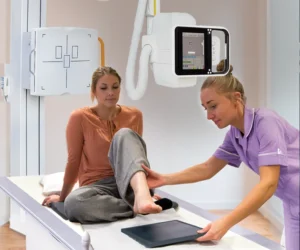 technicien radiologie manipulant un appareil moderne