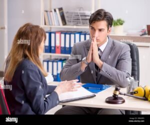 un avocat discutant avec un client au bureau