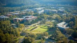 Quels sont les principaux cursus proposés par l'Univ Nice Sophia Antipolis 34 vue aerienne du campus universitaire moderne